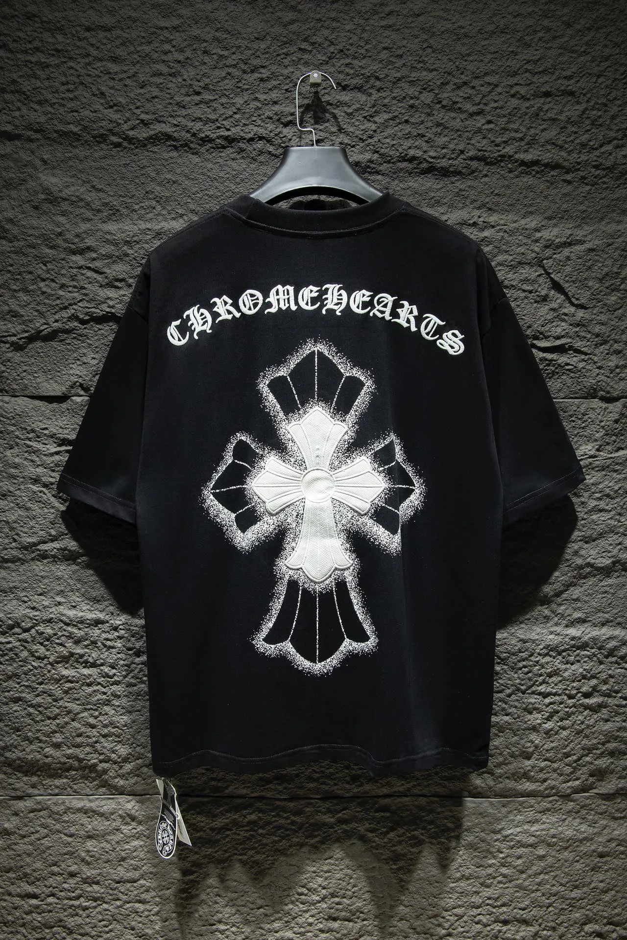 P170 🆕Chrome Hearts os version is really charming and Chrome Hearts is really a must-have. Each season's new version is made to the extreme. It is very practical and can be worn casually. Nice✔️ - ⚠️100% cotton. It is made of 32-count double yarn, 260-gram weight fabric and imported knitted carded cotton. It has moderate thickness, drape and contour, and the upper body is comfortable! ! It is very tolerant to fat body types and can instantly lose five pounds after wearing it!  The front and rear panels are hand-printed on the silk screen platen, and the 3D full-color scan pattern is used as film to ensure that the printing pattern is restored to the highest degree, and the printing has a cracking effect and is reinforced and not easy to fall off. The upper and lower LOGO printing has a strong touch texture. The printing material uses environmentally friendly active water slurry, and the base anti-sublimation liquid. The ready-made garments can withstand washing without stripping. Front panel #Back panel Simple elements# Artistic arrangement of English letters Imported Tajima high-density heavy industry embroidery technology Three-dimensional and full fonts The addition of handmade elements to the body of the garment greatly increases the interest of the garment and creates a unique visual effect. After special fraying effect treatment, a unique distressed effect is formed. An irregular hem is added to the version. This year, Crow Heart is focusing on the version. In the past two years, the oversize version has become the focus of the trend. It has also been a popular staple in the past two years. The change of designers has made this brand an instant hit. The progressive fashion of the times also needs the blood impact of fresh elements and trendy designs in order to continue its glory! It’s stylish both inside and outside, a must-have for high street travel! An absolute "eye-catching style" that can match couples 💏 Color: black and white Size: S M L XL